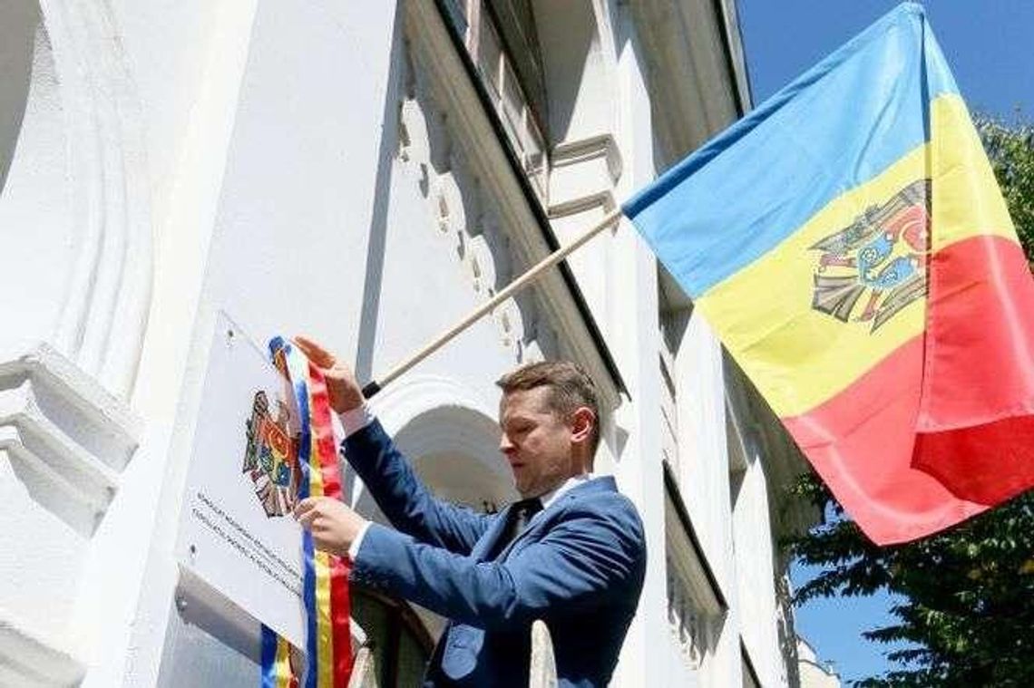 Mołdawska flaga na placu Litewskim. Otwarto konsulat honorowy Mołdawska flaga na placu Litewskim. Otwarto konsulat honorowy