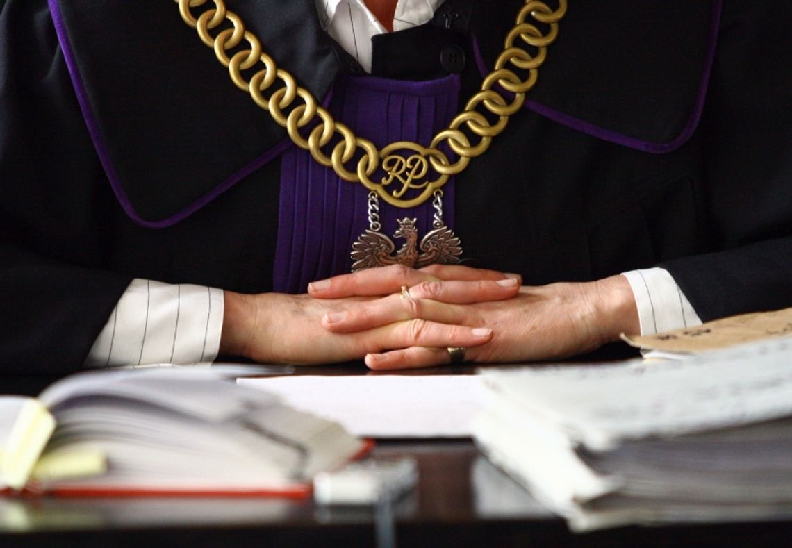 Molestował córkę, później kazał jej kopać grób