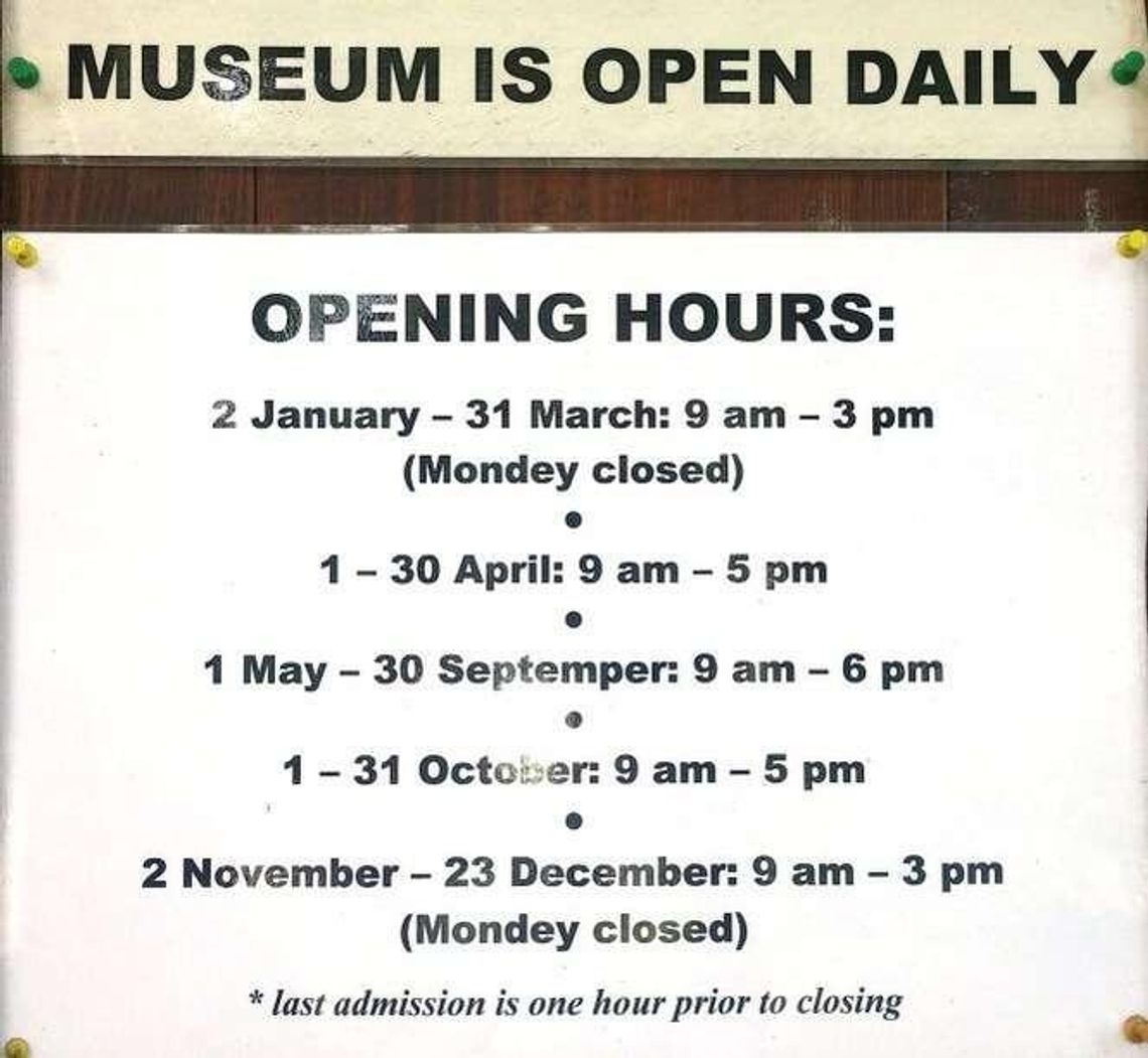 Mondey i Septemper w Muzeum Wsi Lubelskiej. Czeski błąd po angielsku Mondey i Septemper w Muzeum Wsi Lubelskiej. Czeski błąd po angielsku