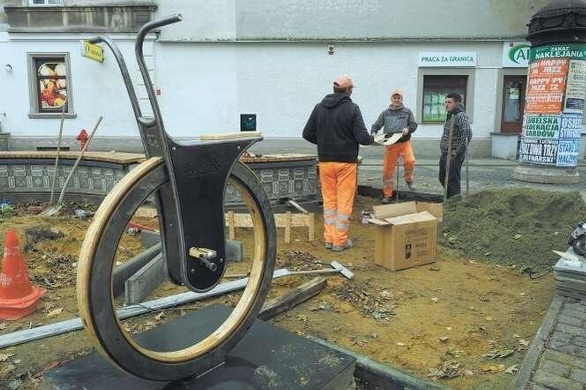 Monocykl na nowym skwerze w Lublinie Monocykl na nowym skwerze w Lublinie