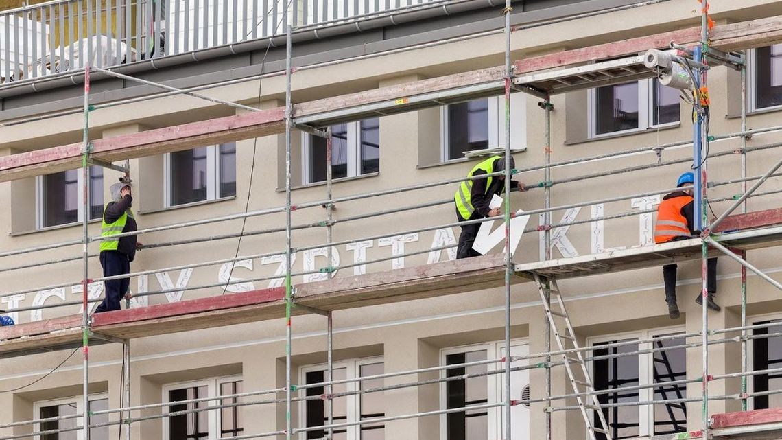 Montują nowy napis na szpitalu w Lublinie. Poprzedni wisiał 56 lat [zdjęcia]