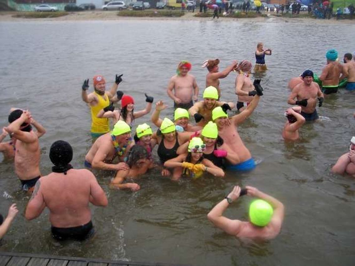 Morsy biły rekord Guinnessa. Do jeziora Białego wskoczyło 116 osób (zdjęcia)