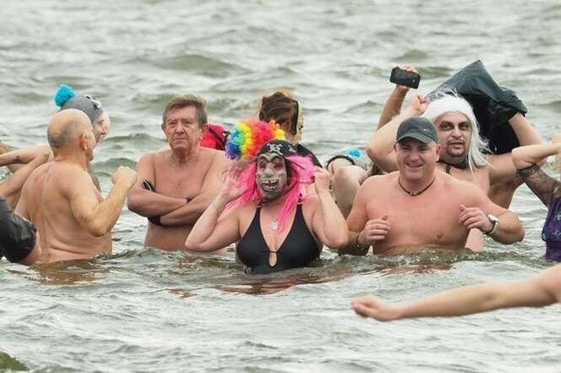 Morsy rozpoczęły sezon kąpielowy nad Zalewem Zemborzyckim [zdjęcia]