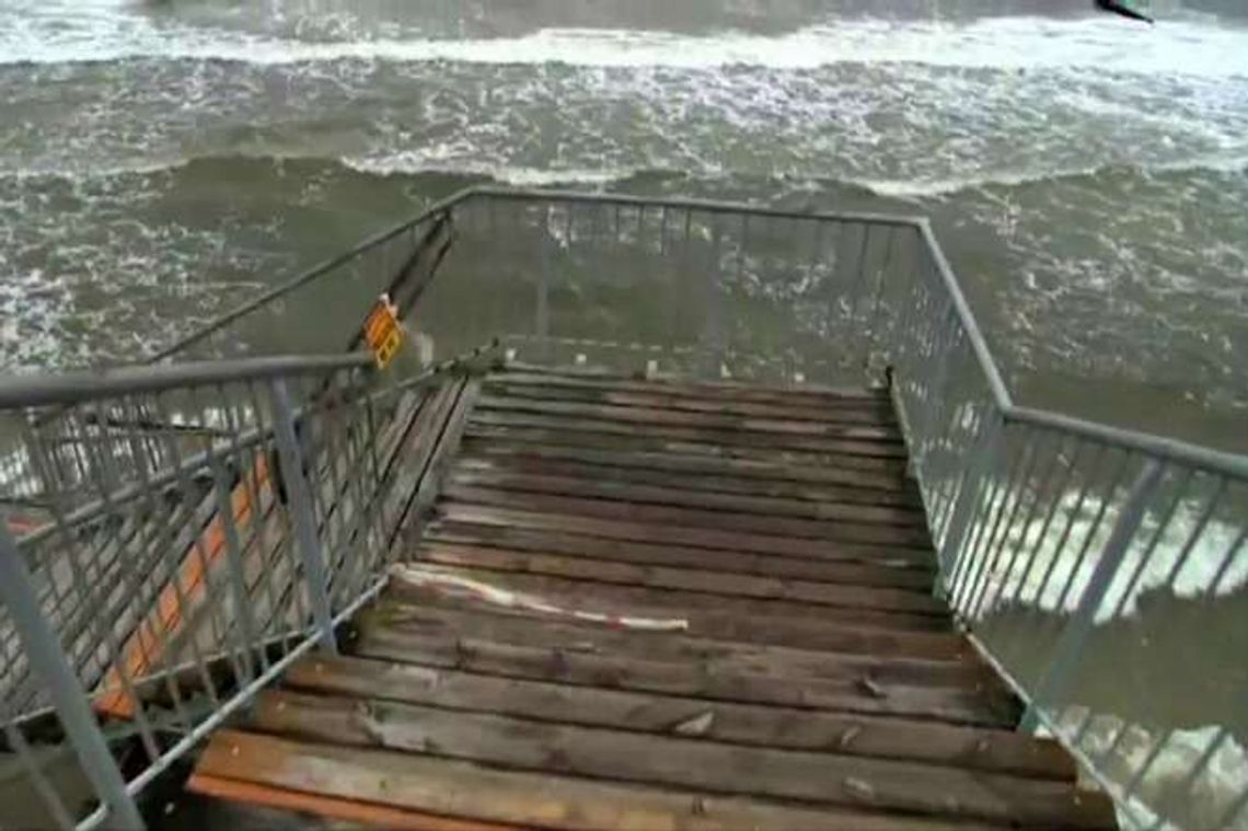 Morze zabiera plażę w Mrzeżynie. "Obudziliśmy się z 15 metrami plaży mniej"
