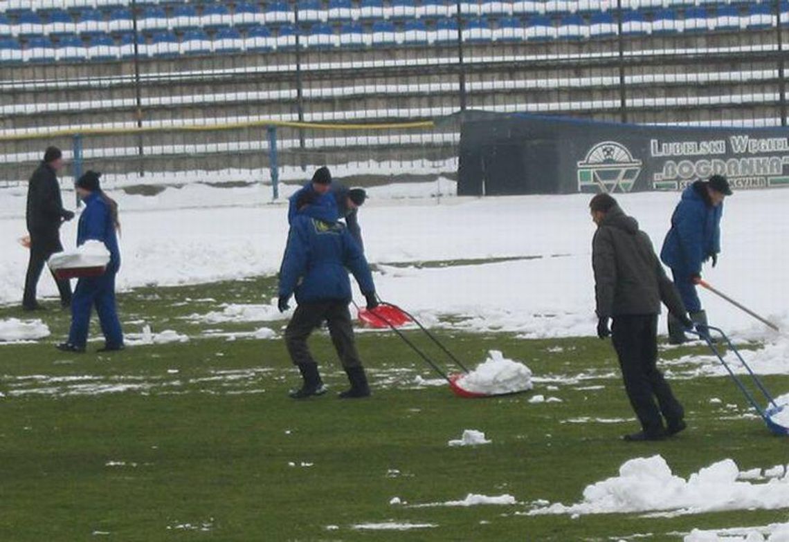 MOSiR odśnieża stadion na mecz Motoru z Wisłą Puławy MOSiR odśnieża stadion na mecz Motoru z Wisłą Puławy
