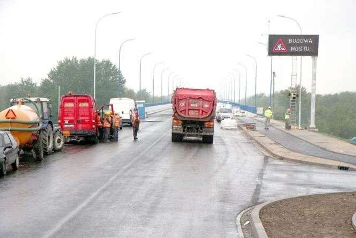 Most w Kamieniu stoi i czeka na samochody. Wreszcie przestanie być "ślepy"