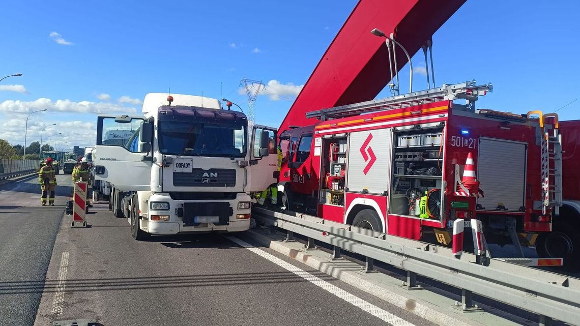 Most w Puławach zablokowany po kolizji. Są wyznaczone objazdy Most w Puławach zablokowany po kolizji. Są wyznaczone objazdy