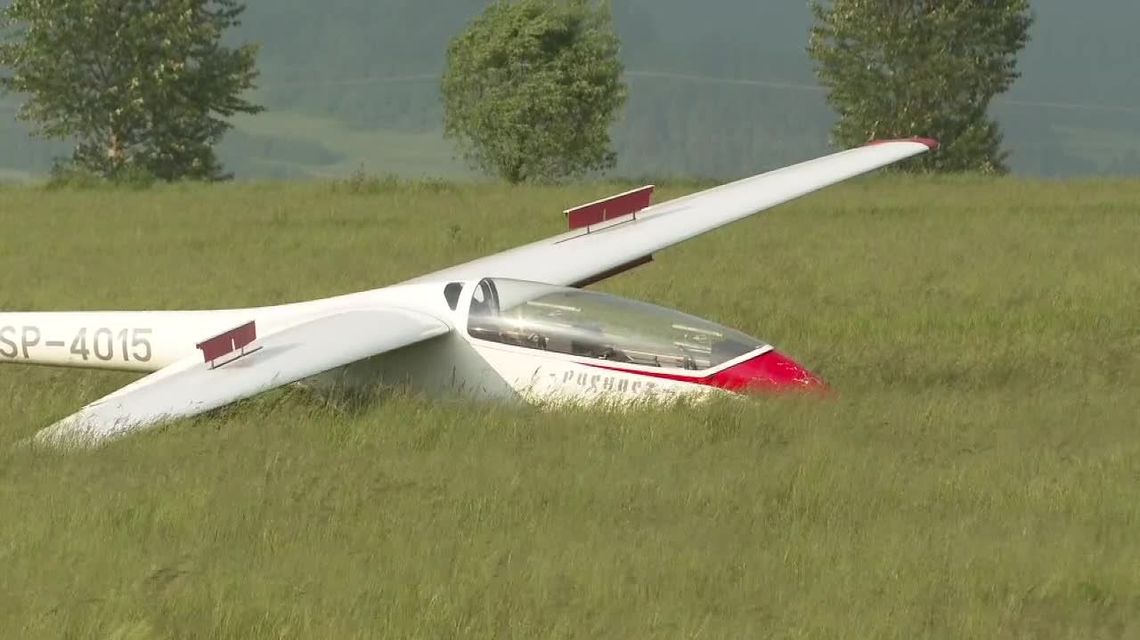 Motocykl wjechał pod lądujący szybowiec. Młody mężczyzna zginął na miejscu