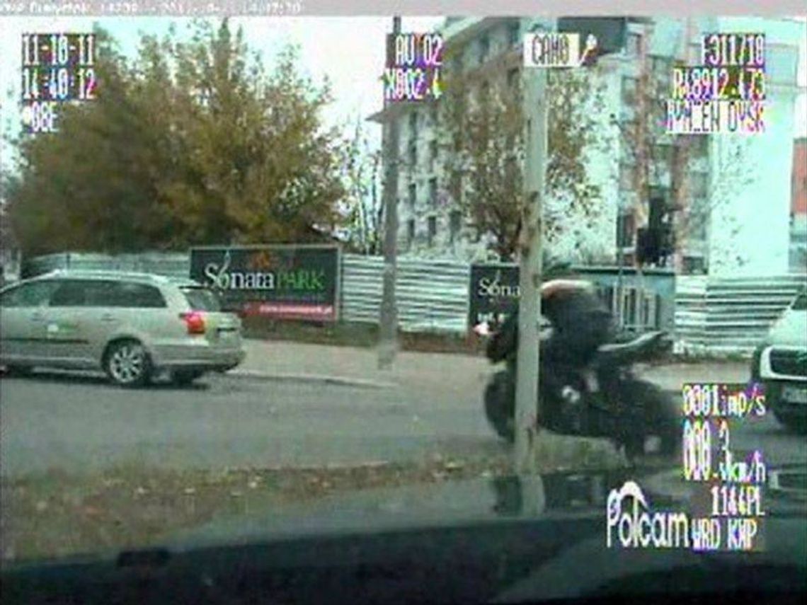 Motocyklem uciekał przed policją. Film z pościgu