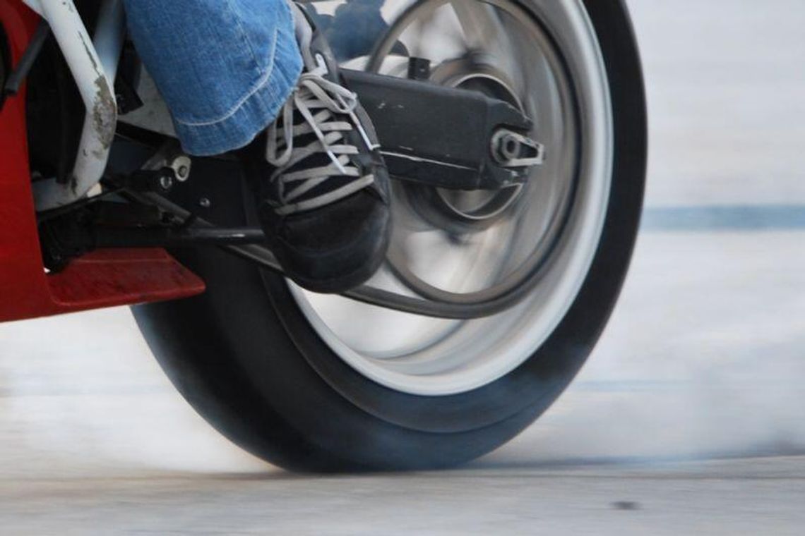 Motocyklem w krawężnik. Złamana ręka, rozbita głowa Motocyklem w krawężnik. Złamana ręka, rozbita głowa