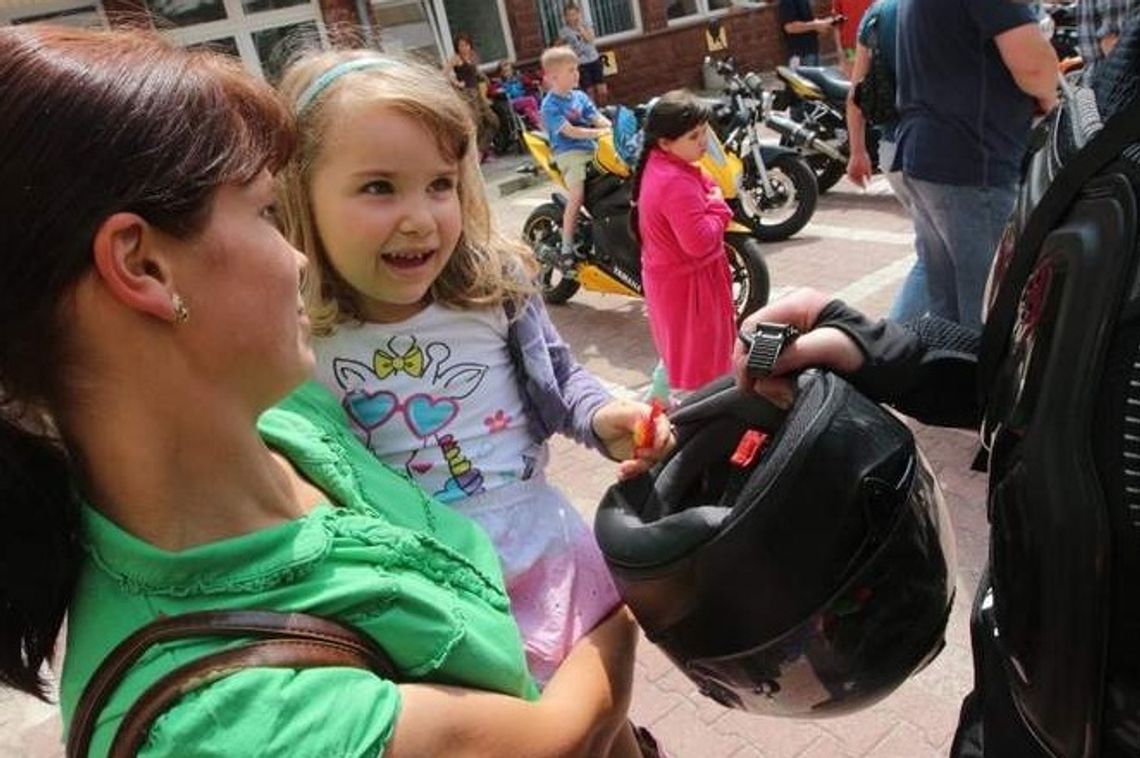 Motocykliści przywieźli prezenty dzieciom z DSK (zdjęcia) Motocykliści przywieźli prezenty dzieciom z DSK (zdjęcia)