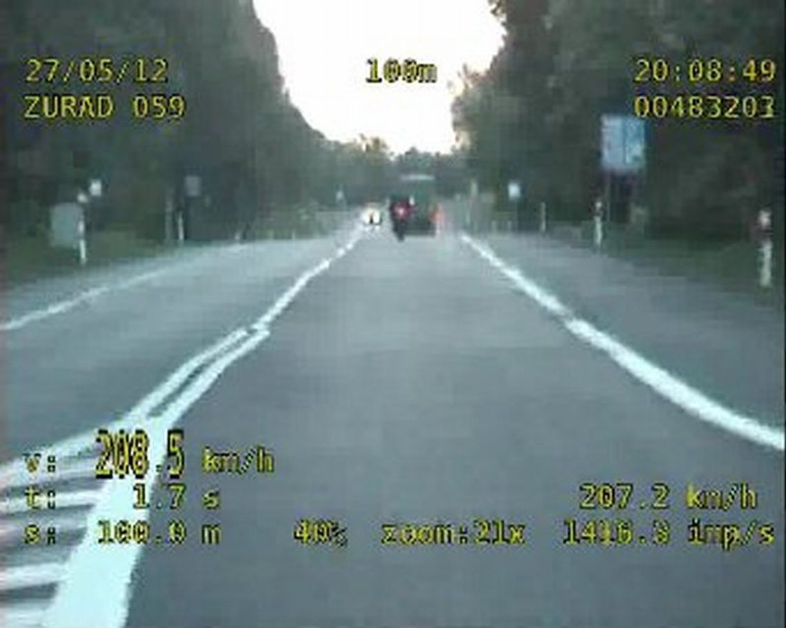 Motocyklista bez prawa jazdy jechał ponad 208 km/h