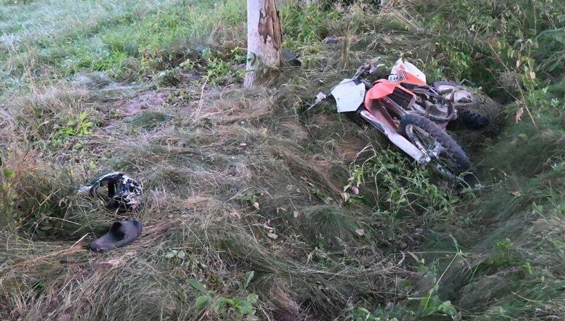 Motocyklista bez uprawnień, za to po alkoholu, Jazda skończyła się na drzewie 