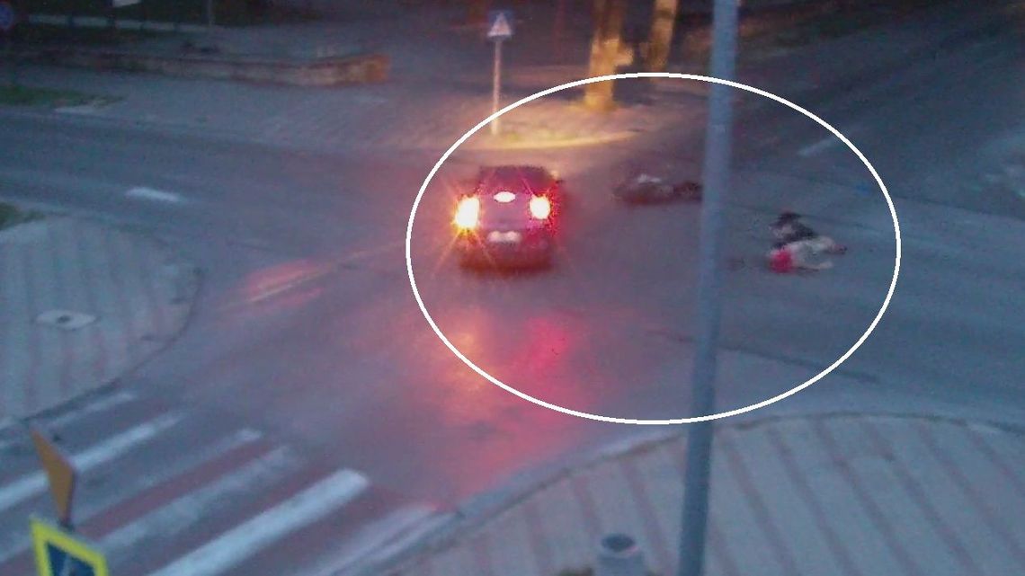 Motocyklista i pasażer przelecieli przez maskę. Wypadek zarejestrowała kamera monitoringu Motocyklista i pasażer przelecieli przez maskę. Wypadek zarejestrowała kamera monitoringu