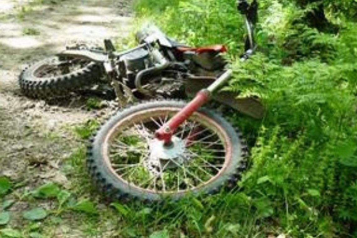 Motocyklista jechał przez las, uderzył w szlaban i zginął