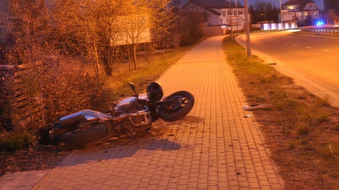 Motocyklista jechał zbyt szybko i uderzył w ogrodzenie
