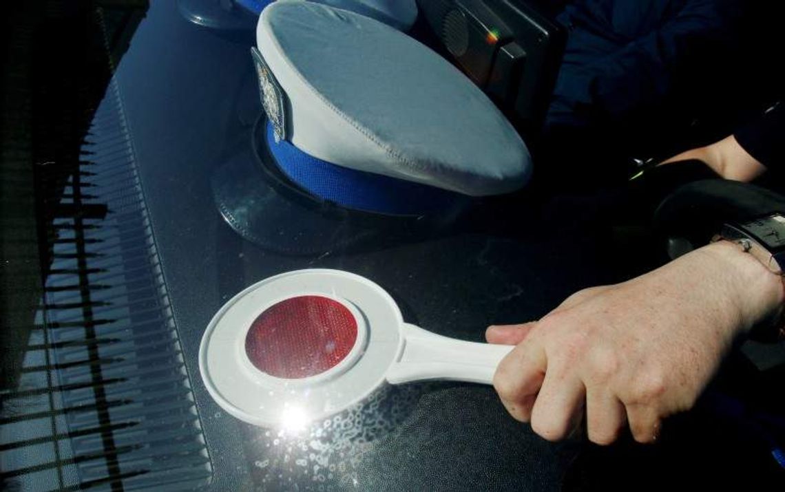 Motocyklista na widok radiowozu się przewrócił. Był pijany