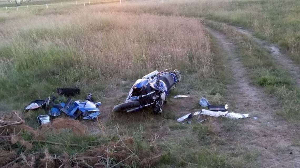 Motocyklista nagle zahamował. Wpadł do rowu 