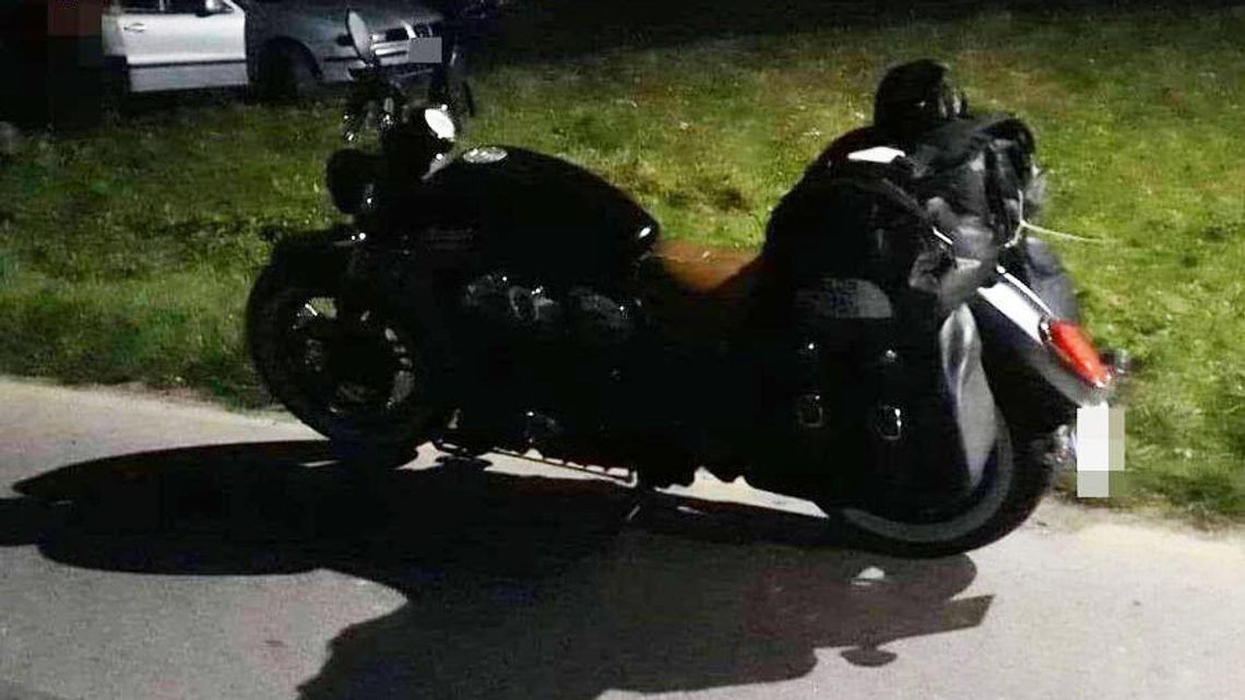 Motocyklista nie chciał przejechać leżącego pieszego. Sam trafił do szpitala Motocyklista nie chciał przejechać leżącego pieszego. Sam trafił do szpitala