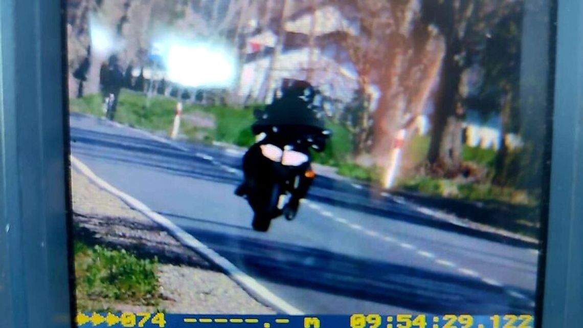 Motocyklista pędził przez Samoklęski. Stracił prawo jazdy Motocyklista pędził przez Samoklęski. Stracił prawo jazdy
