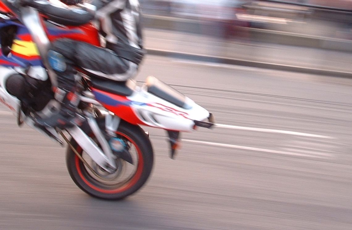 Motocyklista przekroczył prędkość o 150 km/h, uciekał policji