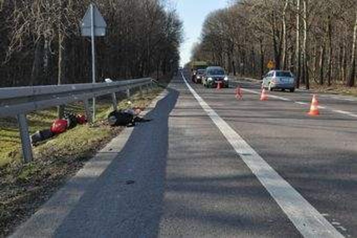 Motocyklista "przeleciał" nad przydrożną barierką