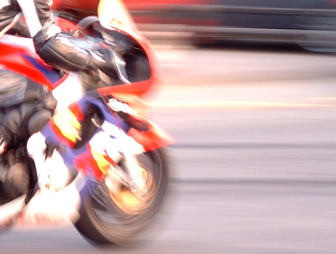 Motocyklista uciekł po stłuczce. Zabrał tylko tablice rejestracyjne