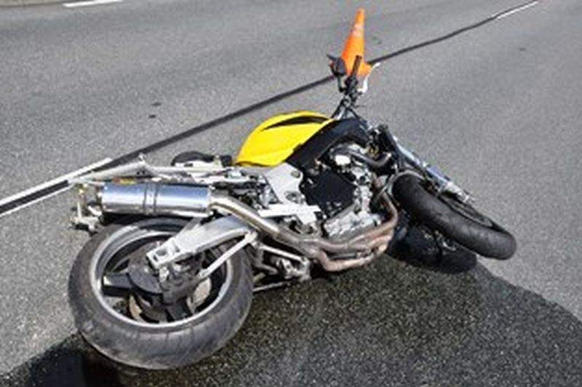 Motocyklista uderzył w barierę i zginął