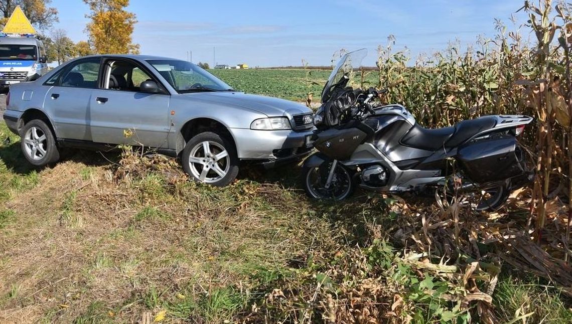 Motocyklista uderzył w skręcający samochód. Jest ciężko ranny