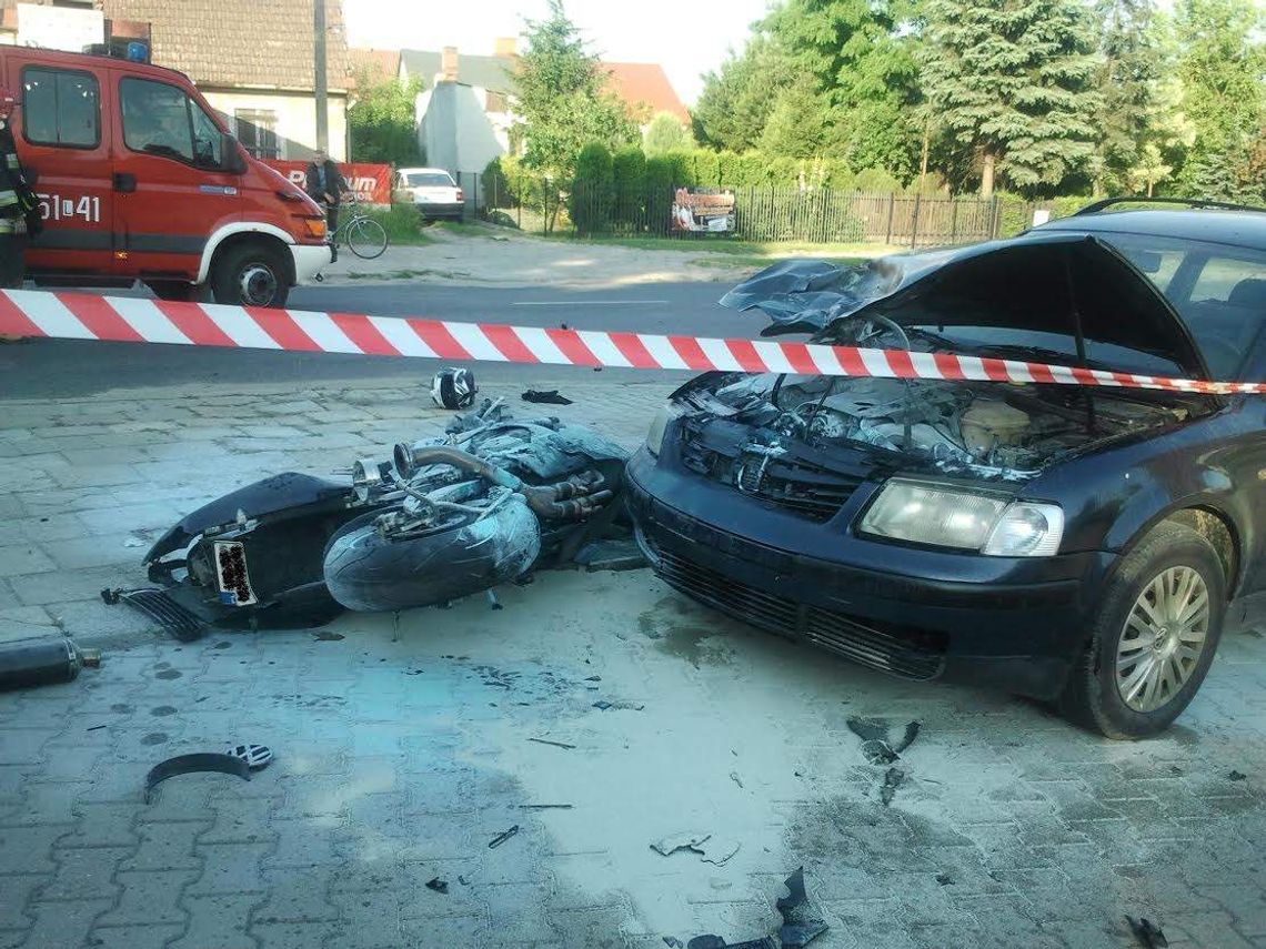 Motocyklista uderzył w zaparkowany samochód. Trafił do szpitala
