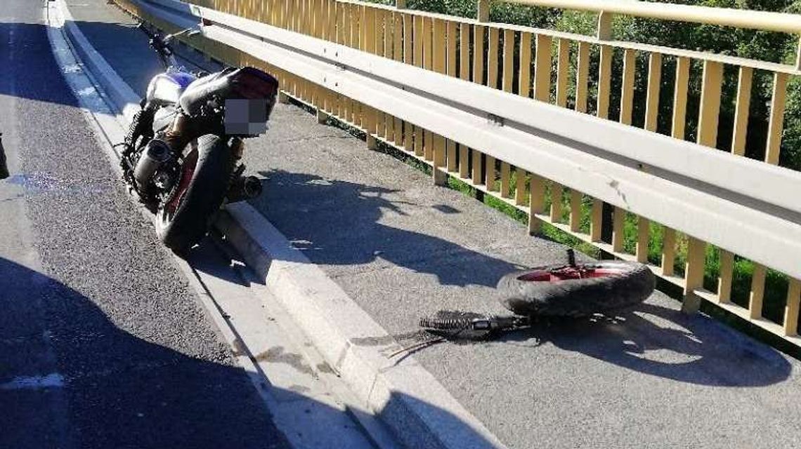 Motocyklista urwał koło na krawężniku. Uszkodziło samochód Motocyklista urwał koło na krawężniku. Uszkodziło samochód
