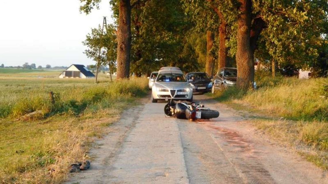 Motocyklista wjechał na linę rozciągniętą przez drogę