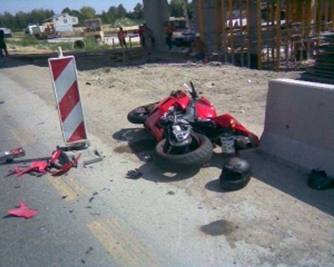 Motocyklista wjechał w ciężarówkę