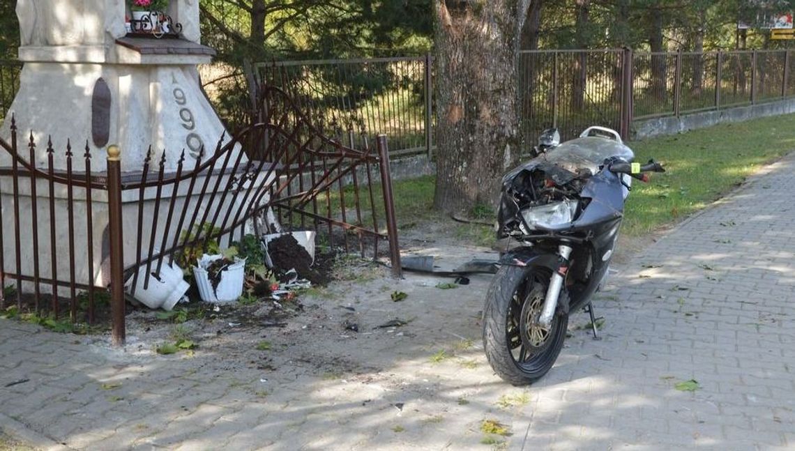 Motocyklista wjechał w kapliczkę. Nie ma prawa jazdy