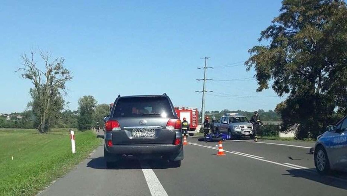 Motocyklista wjechał w tył naczepy. 24-latek poważnie ranny