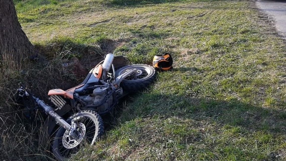 Motocyklista wpadł do rowu w gm. Kąkolewica. Miał prawie 2 promile alkoholu