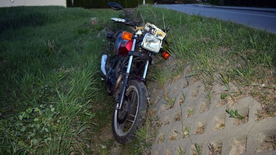 Motocyklista wylądował w rowie. Zachciało mu się jazdy bez uprawnień
