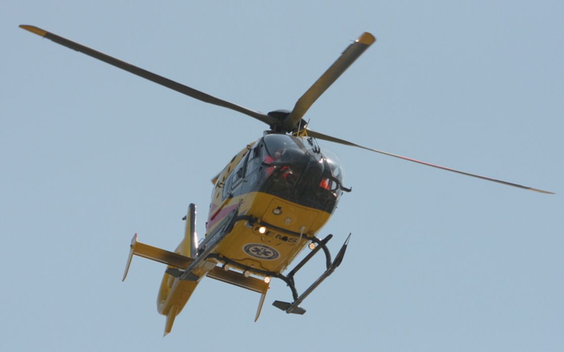 Motocyklista wyprzedzał weselników i wjechał pod samochód