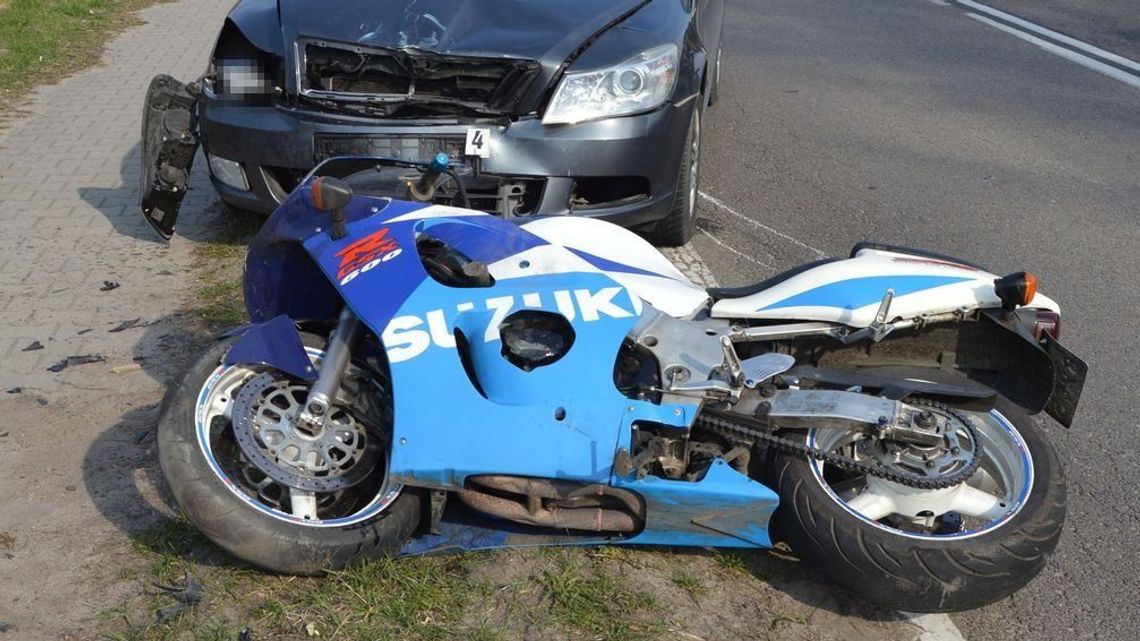 Motocyklista zderzył się czołowo ze skodą
