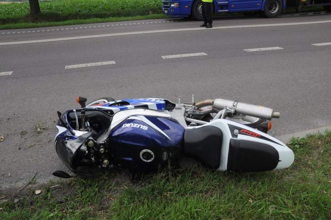 Motocyklista zderzył się z busem