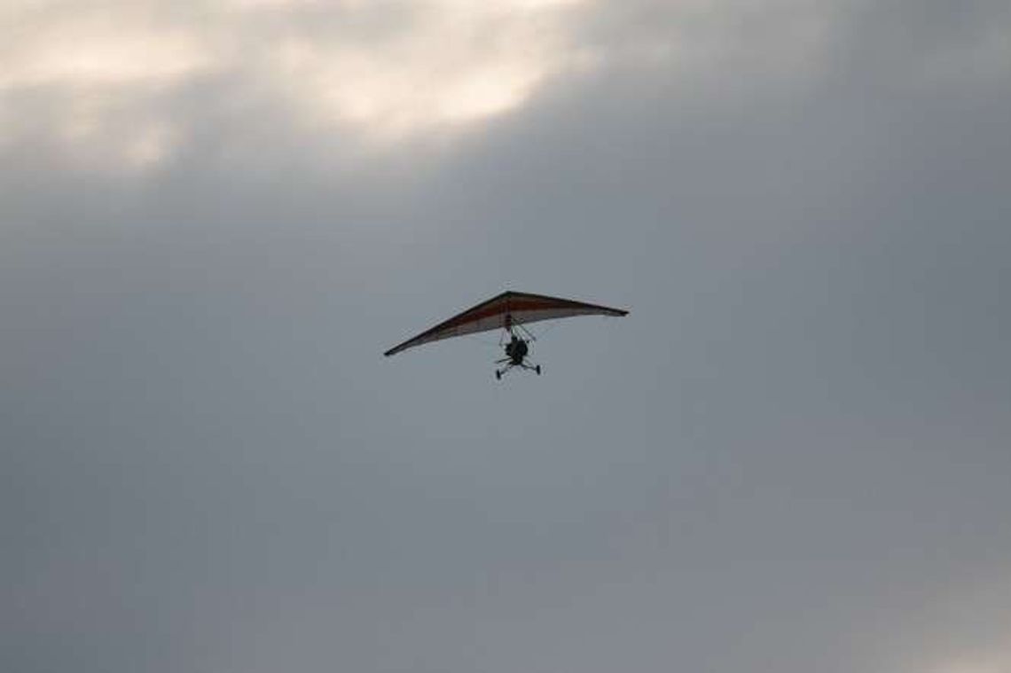 Motoparalotniarz spadł na ziemię. Paliwo ze zbiornika wylewało się na pilota