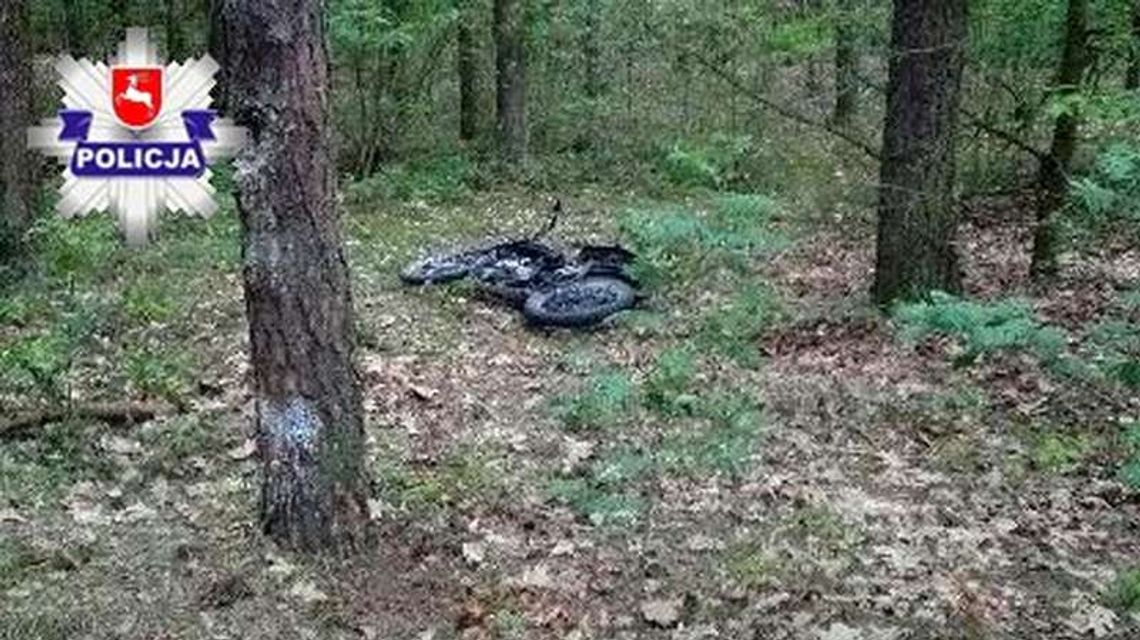 Motorower samoróbka rozbity na drzewie. Chcieli wjechać do lasu Motorower samoróbka rozbity na drzewie. Chcieli wjechać do lasu