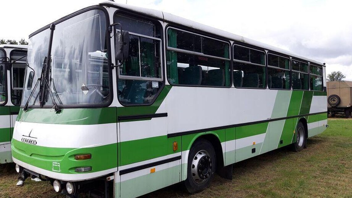 Można kupić od wojska autobus, stara, nysę i... saksofon