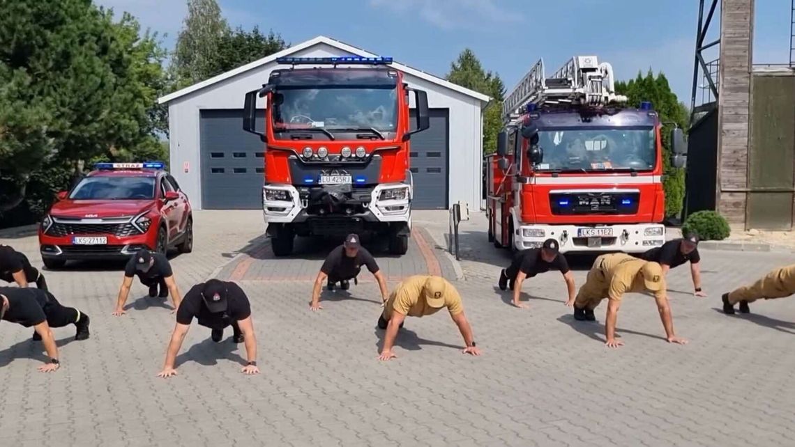 Mundurowi robią pompki. To charytatywny challenge dla chorej na raka nastolatki Mundurowi robią pompki. To charytatywny challenge dla chorej na raka nastolatki