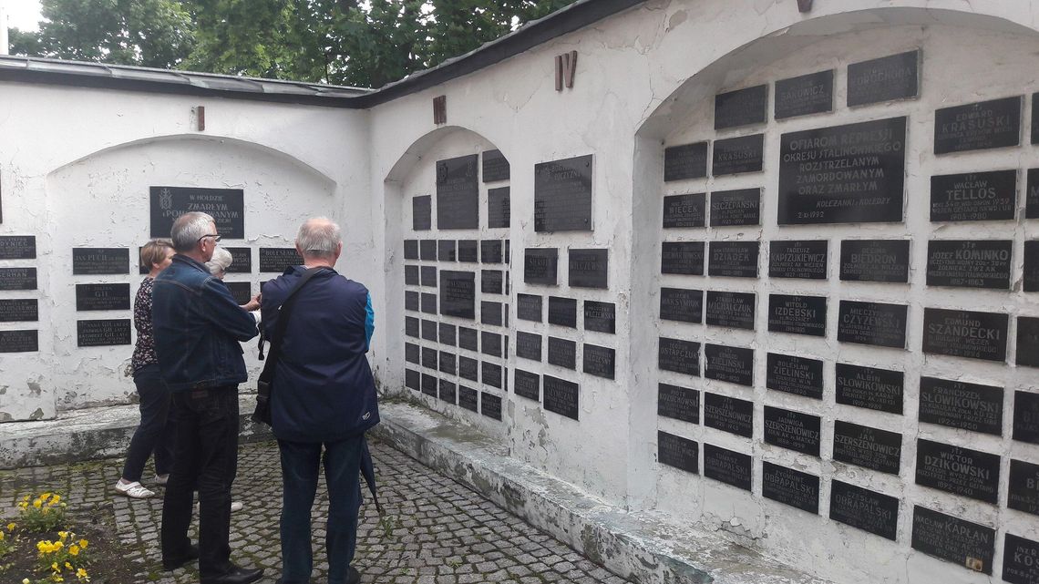 Mur przy kościele w Białej Podlaskiej do renowacji. Co z epitafiami?