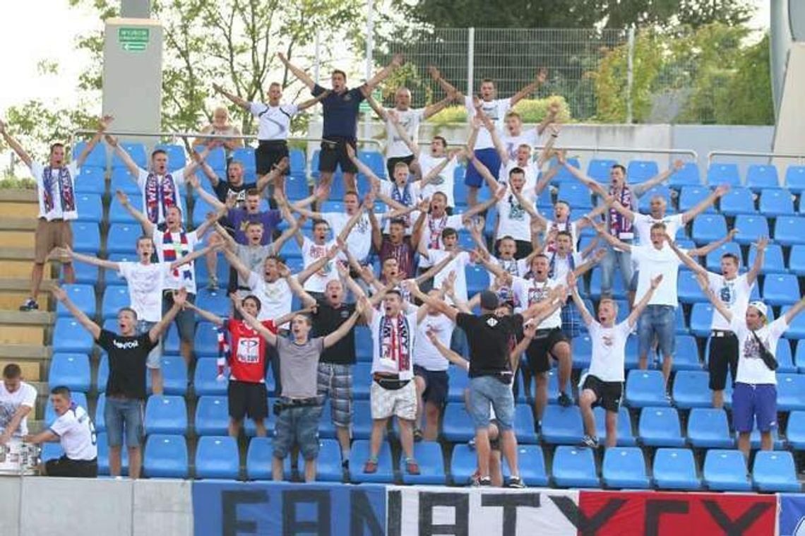 Muszą zbudować klatkę dla kibiców, w której zmieści się 10 osób. "To absurdalna inwestycja"