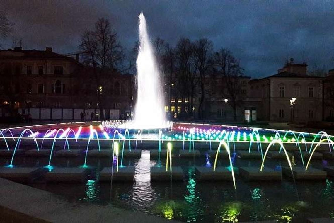 Muzyka i feeria barw. Nowa fontanna na placu Litewskim nocą