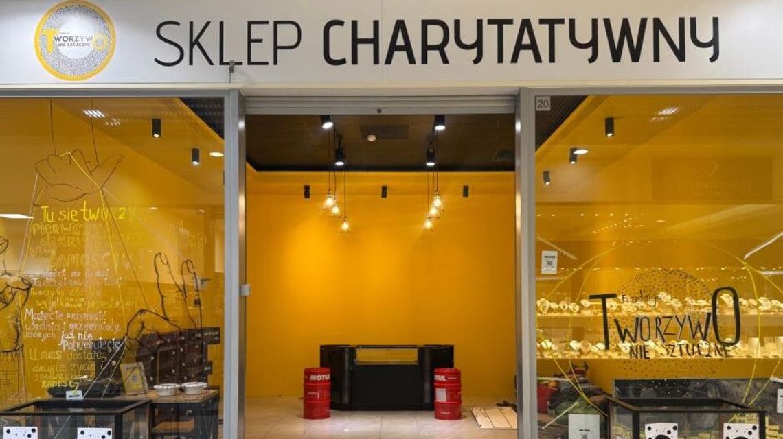 Muzyka, kawa, rozmowy i zakupy. Pierwszy sklep charytatywny otwiera się z pompą