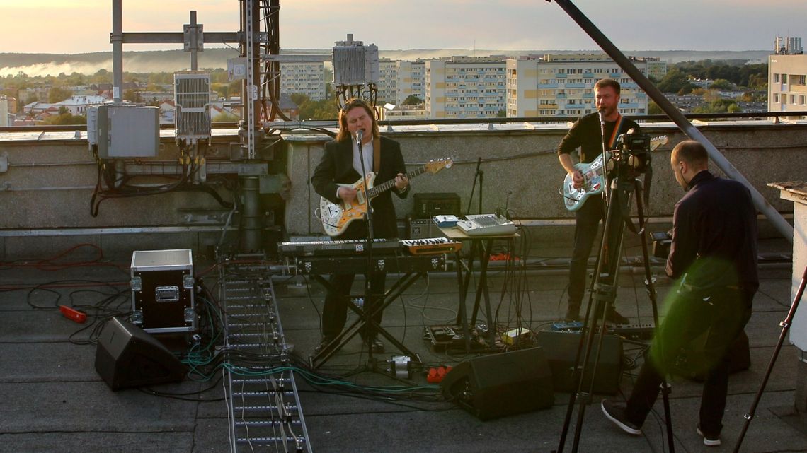 Muzyka popłynęła z dachu Izabelli. Zagrał zespół Wczasy [zdjęcia, wideo]