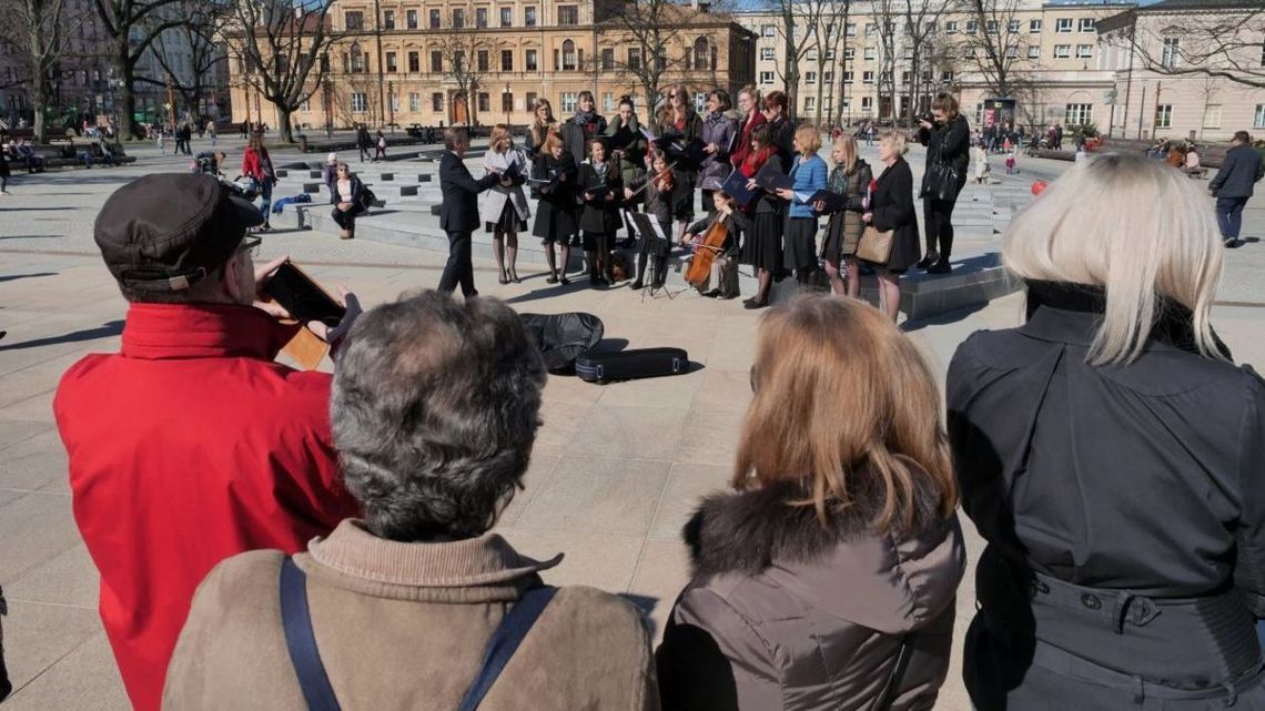 Muzyka przy fontannie. Koncert chóru „Adventus”. Była też znana aktorka Muzyka przy fontannie. Koncert chóru „Adventus”. Była też znana aktorka